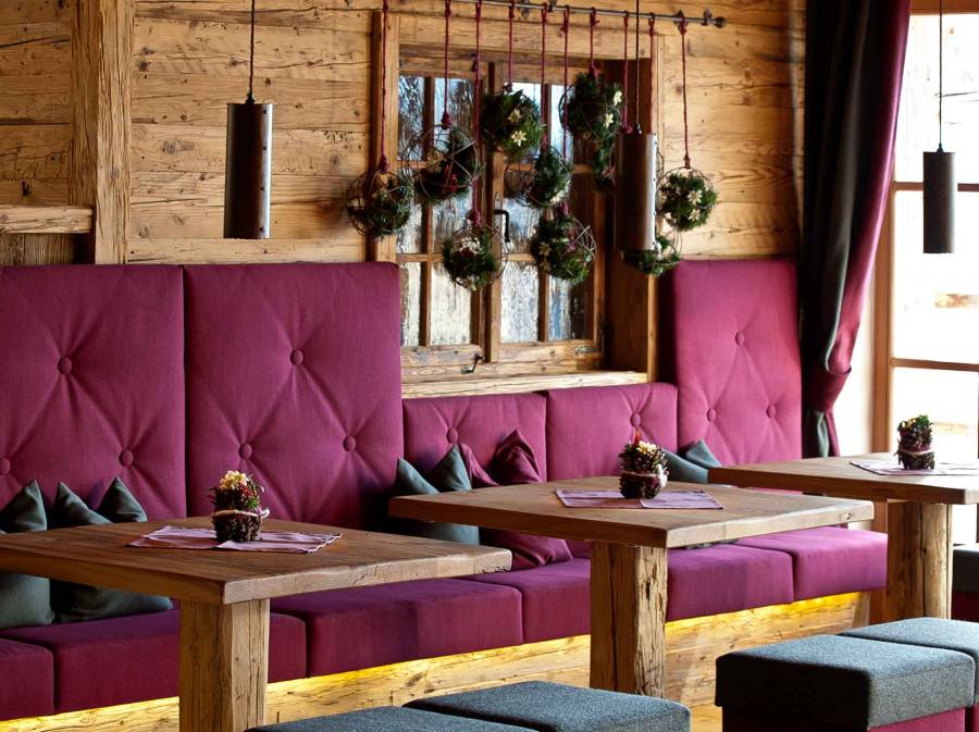 Skihütte mit gemütlichen Polstermöbel